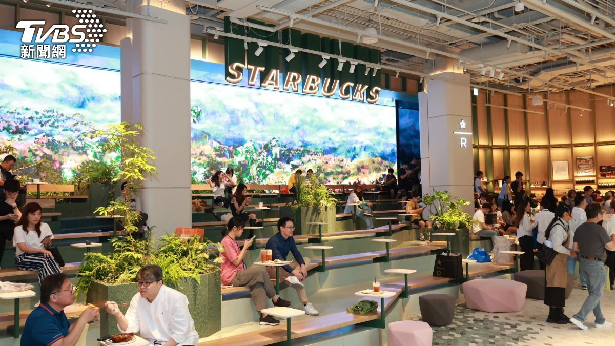 全台最大「星巴克典藏」旗艦店，湧入許多民眾。（圖／潘建樺攝）
