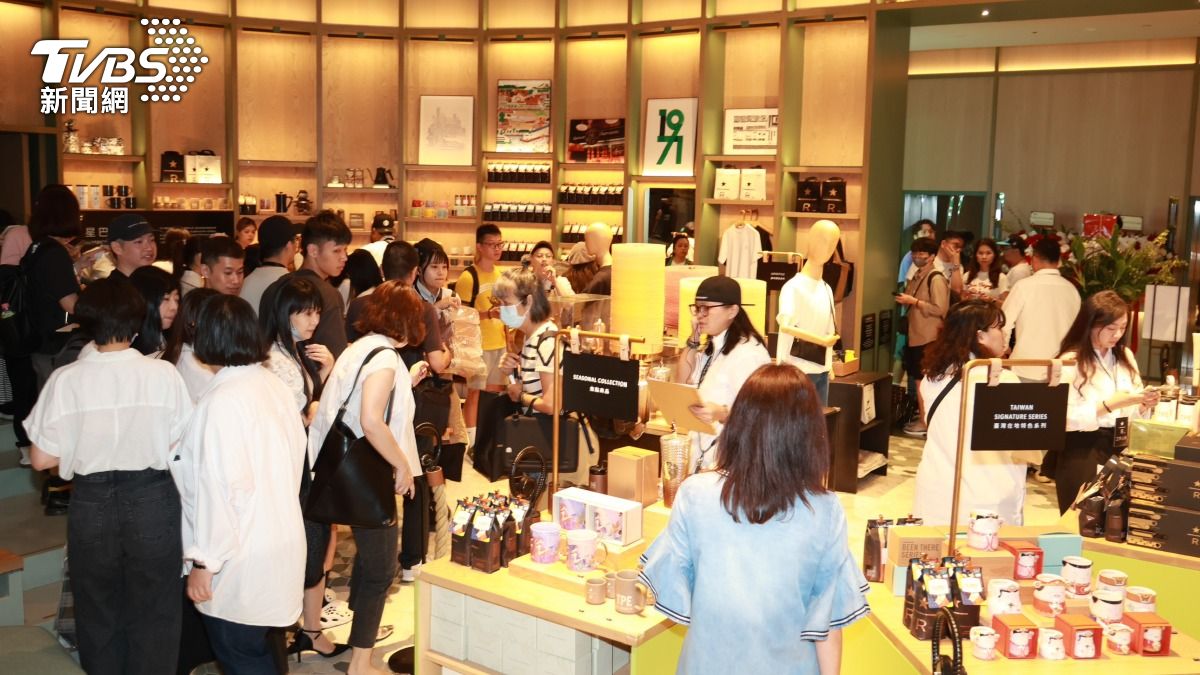 全台最大「星巴克典藏」旗艦店湧入大批民眾。(圖/潘建樺攝)
