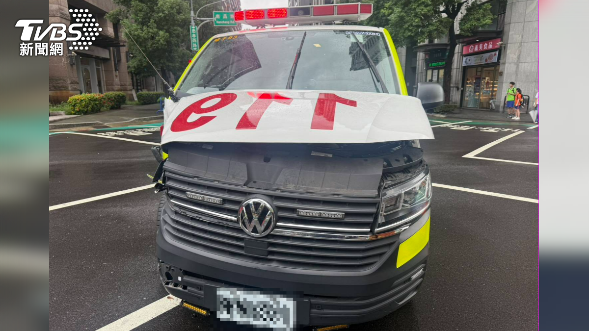 有片/桃園救護車遭小貨車猛撞!右車頭被削平6人送醫