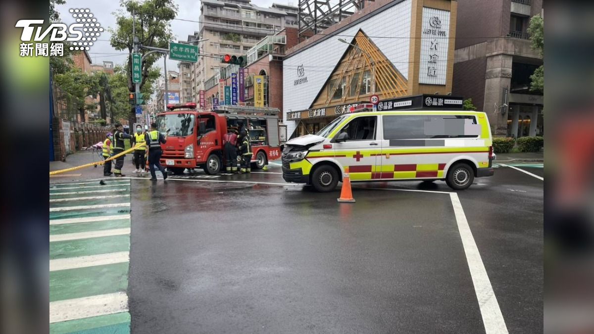 救護車在桃園蘆竹路口與小貨車相撞。(圖/TVBS)