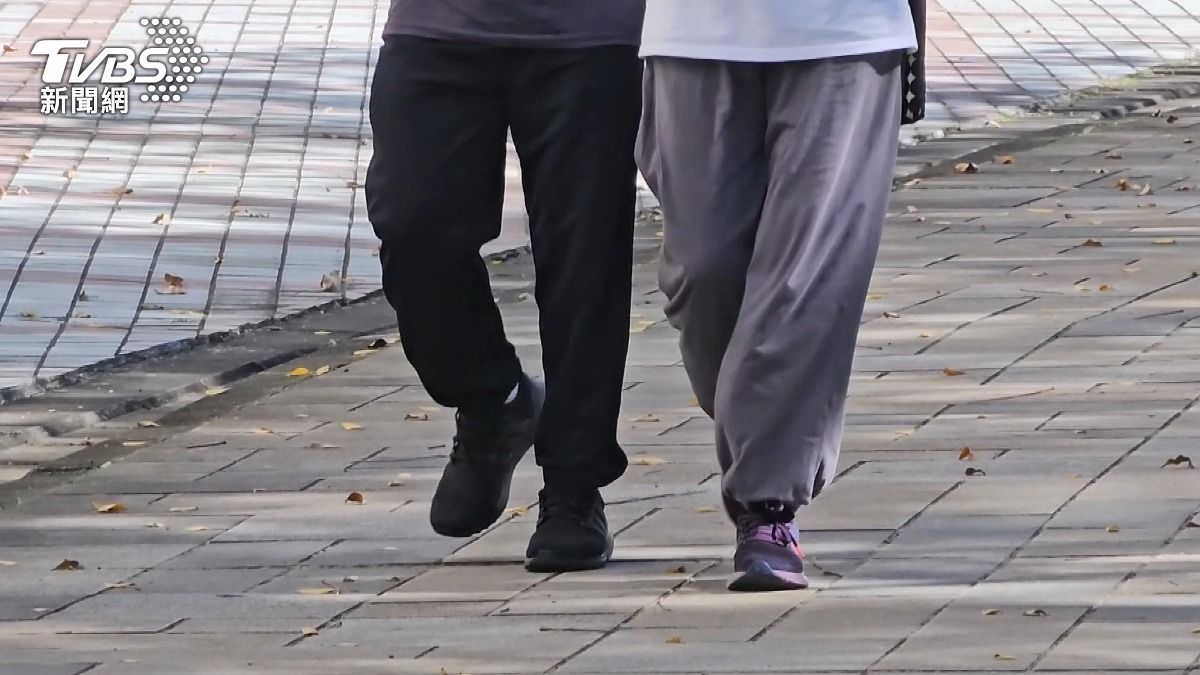 醫師:走路姿勢錯誤 小心膝蓋磨損機率增 (圖/TVBS)