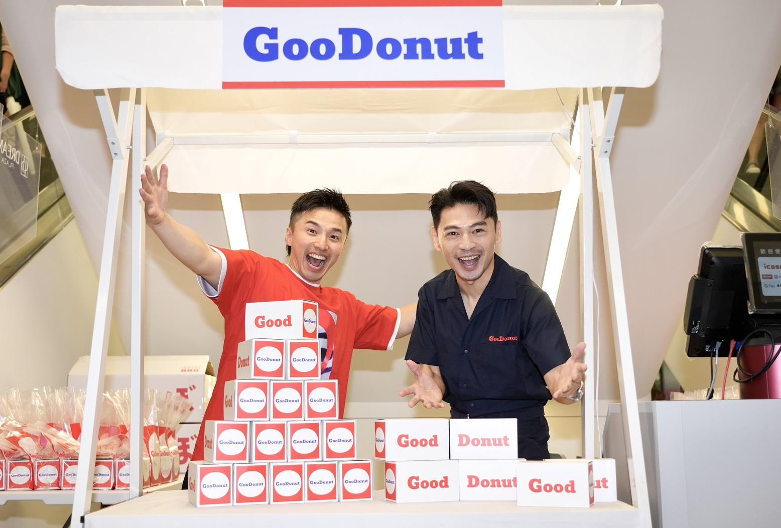 阿KEN(右)甜甜圈店在新開幕的Dream Plaza開快閃店。(圖/黃盈容攝)