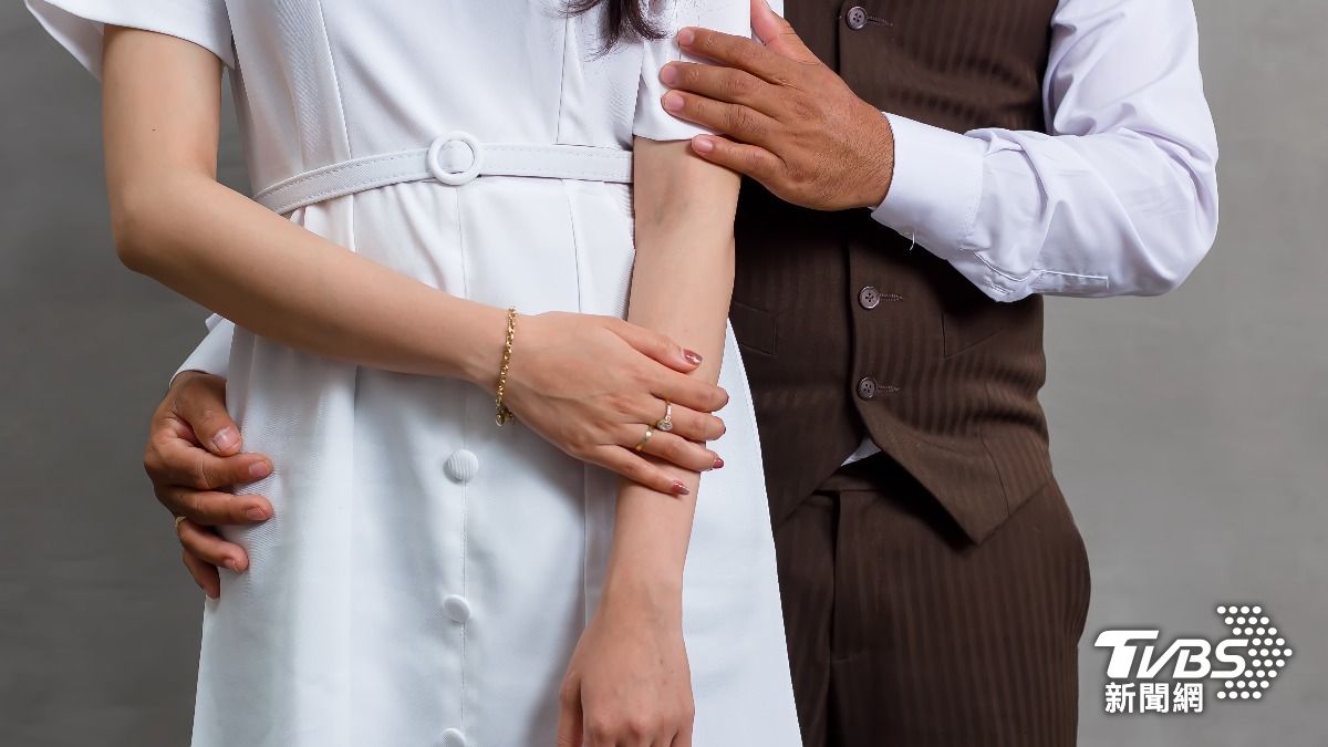 查普曼還常亂摸女同事的身體。(示意圖/達志影像shutterstock)