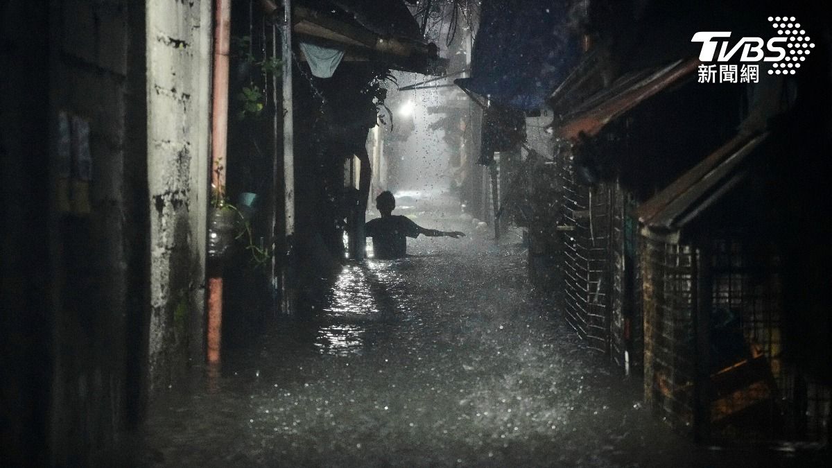 菲律賓北部地區遭遇「竹節草」颱風襲擊淹水水位高於膝蓋以上 (圖/達志影像美聯社)