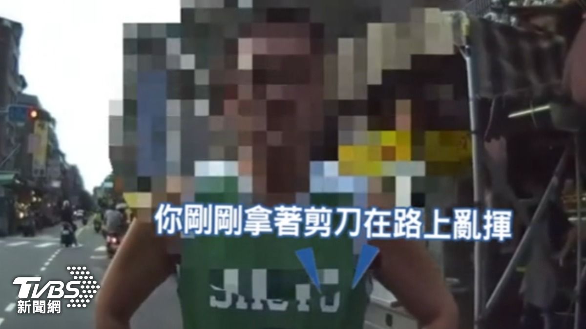 三重男拿剪刀馬路上閒晃。(圖/TVBS)