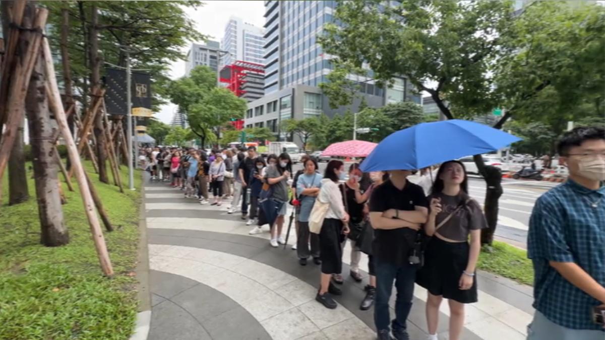 統一DREAM PLAZA百貨開幕首日,破千民眾搶入場。(圖/TVBS)