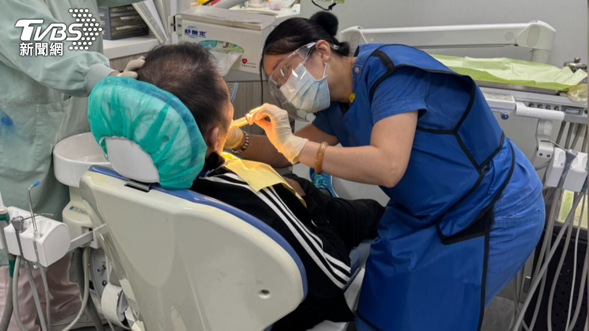 臺中醫院擁有移動式X光機與身障者專用升降椅，提供身障者治療牙齒服務。（圖／TVBS）