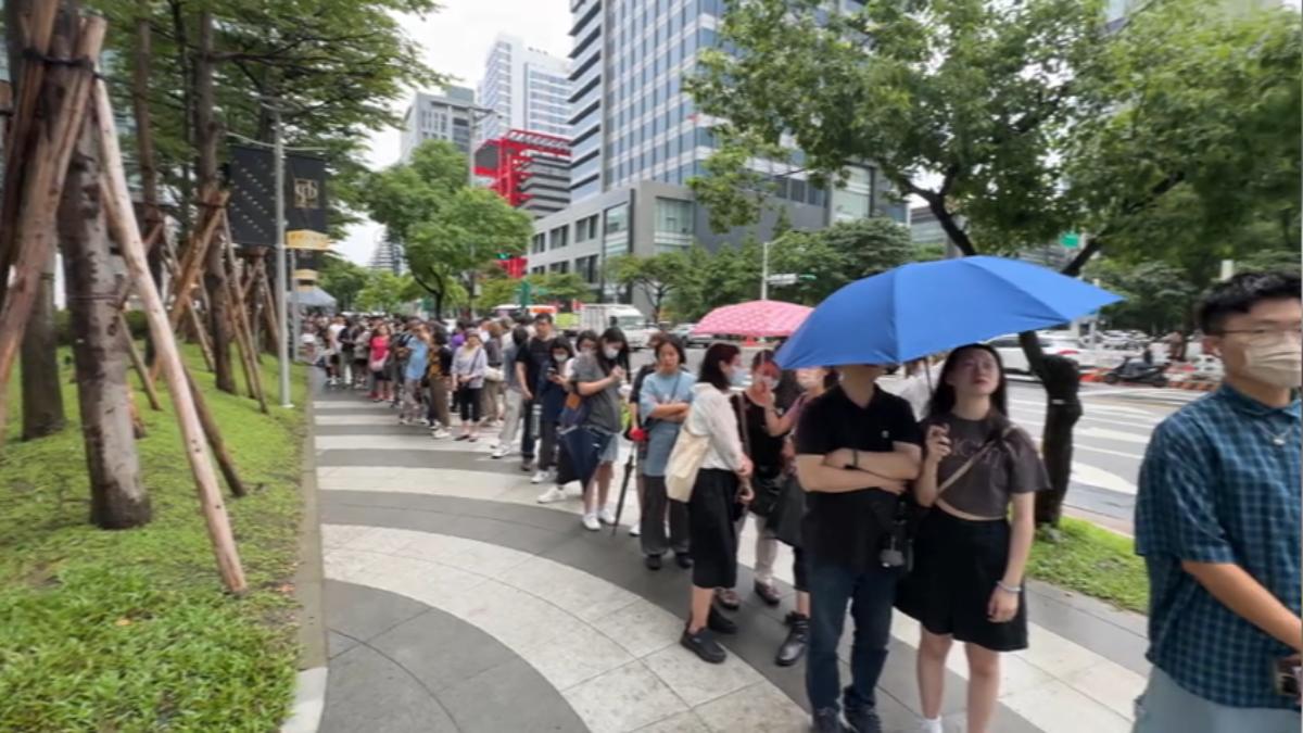 統一Dream Plaza開幕! 破千民眾冒雨搶逛