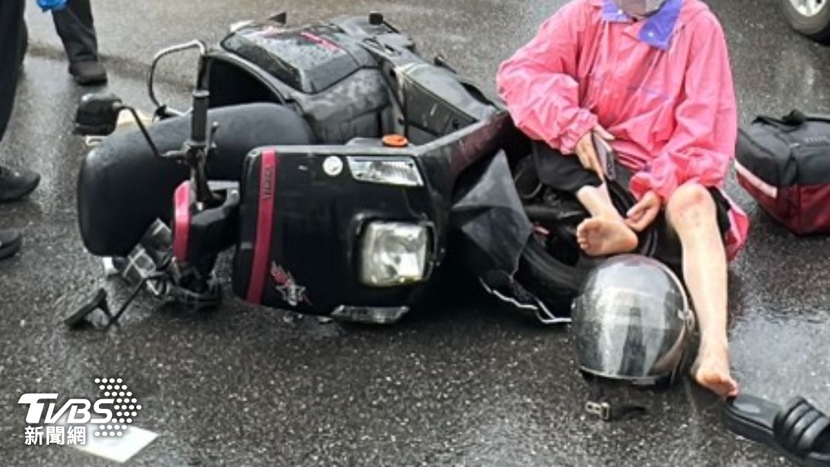 女騎士撞上救護車,手腳多處擦挫傷。(圖/TVBS)