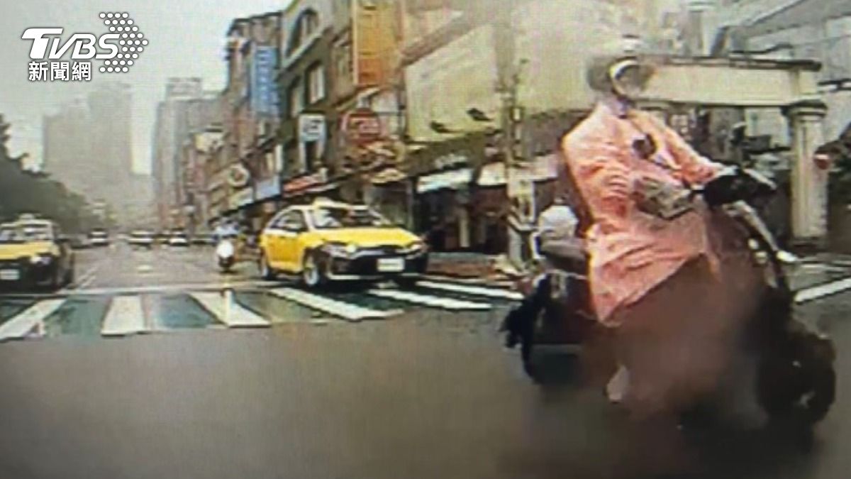 兩輛計程車都停車禮讓救護車,女騎士卻沒有減速。(圖/TVBS)