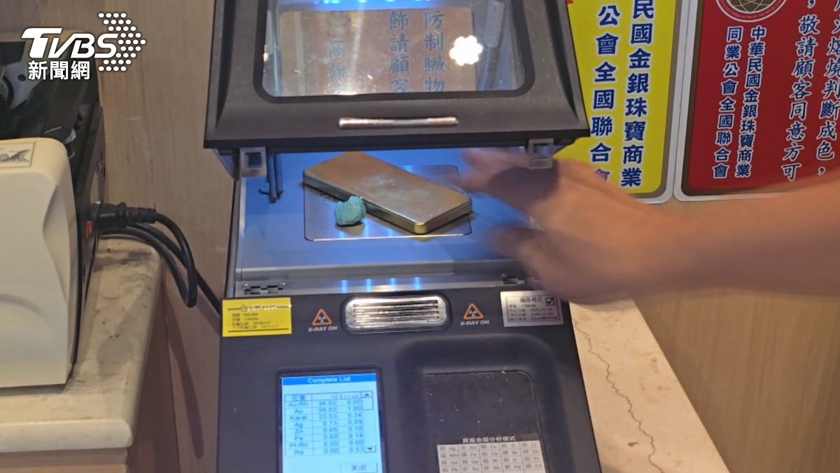 銀樓業者砸80萬購入「測金儀」，防落入假金陷阱。（圖／TVBS）