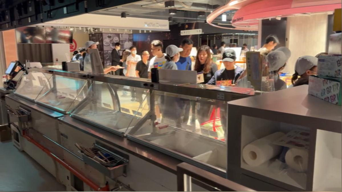 冰淇淋店跳電,店家持續賣力宣傳。(圖/TVBS)