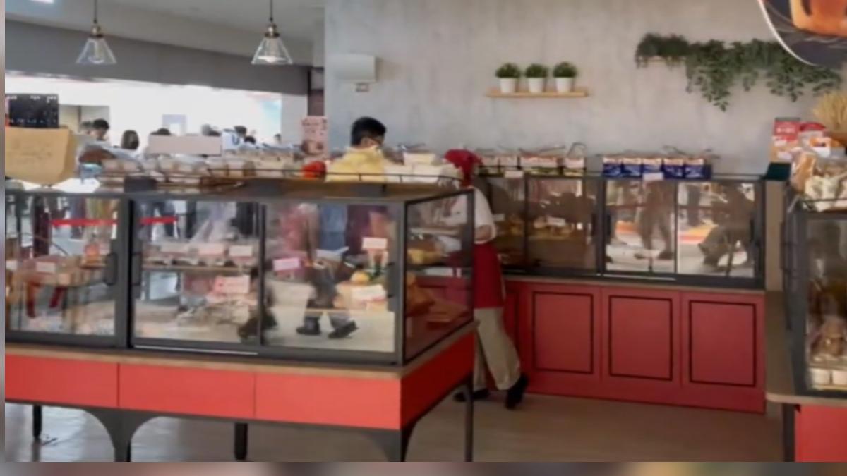 麵包店摸黑結帳,民眾很淡定。(圖/TVBS)