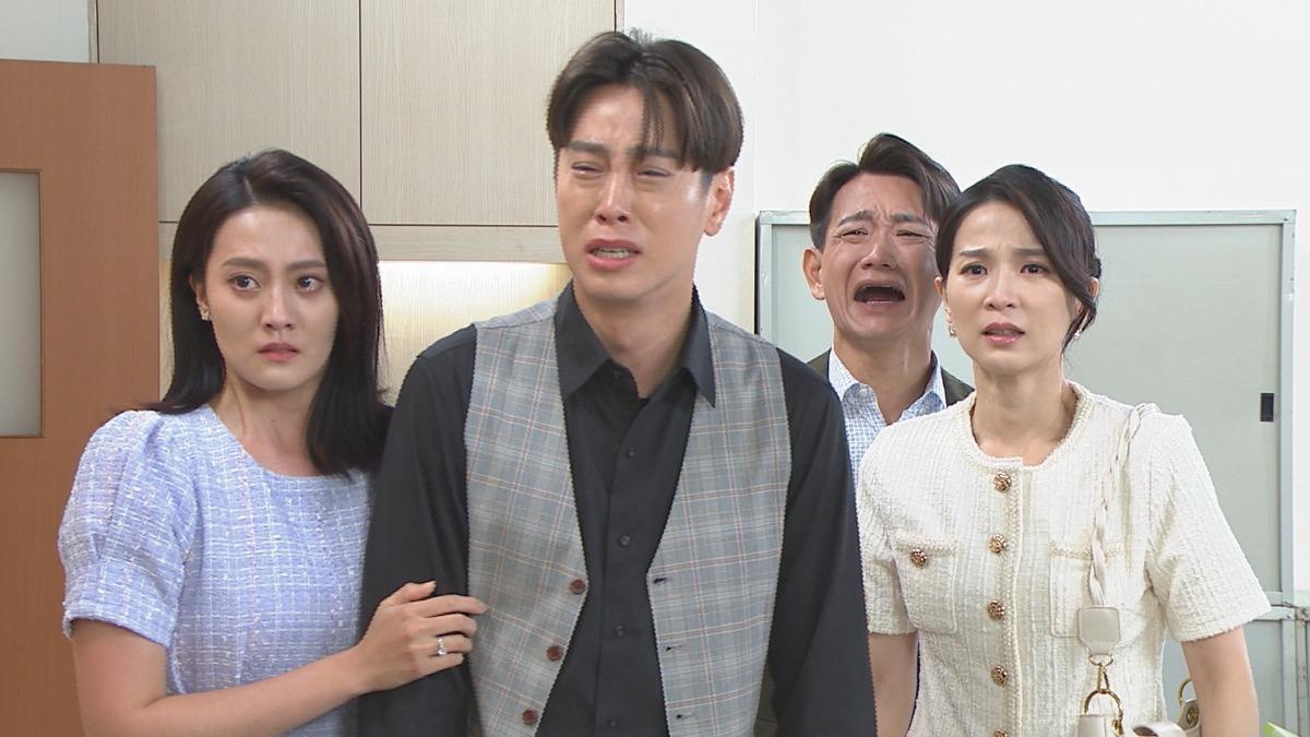 吳東諺(左二)不捨媽媽被逮補,情緒崩潰。(圖/民視提供)
