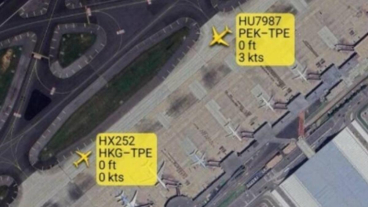 桃園機場25號上午有2架班機「頭對頭」相遇。（圖／翻攝自Flightradar24）