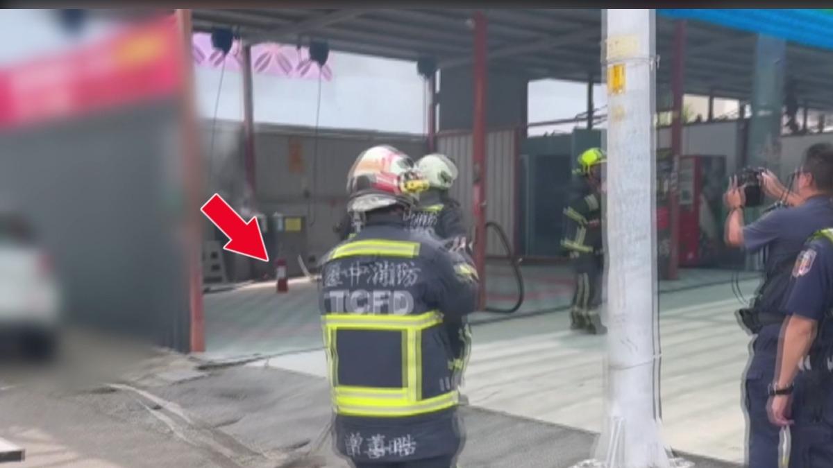 自助洗車場驚見「吸塵器起火」 疑馬達過熱燒黑 無人傷亡。(圖/民眾提供)