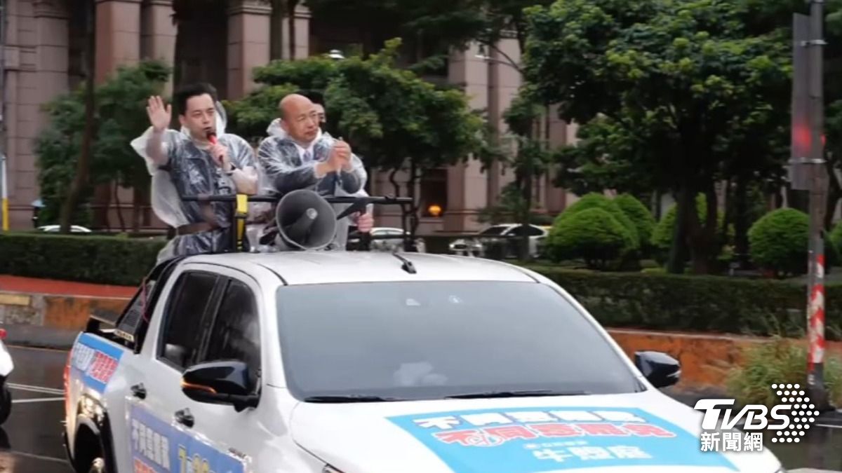 牛煦庭與韓國瑜車掃（圖／TVBS資料畫面）