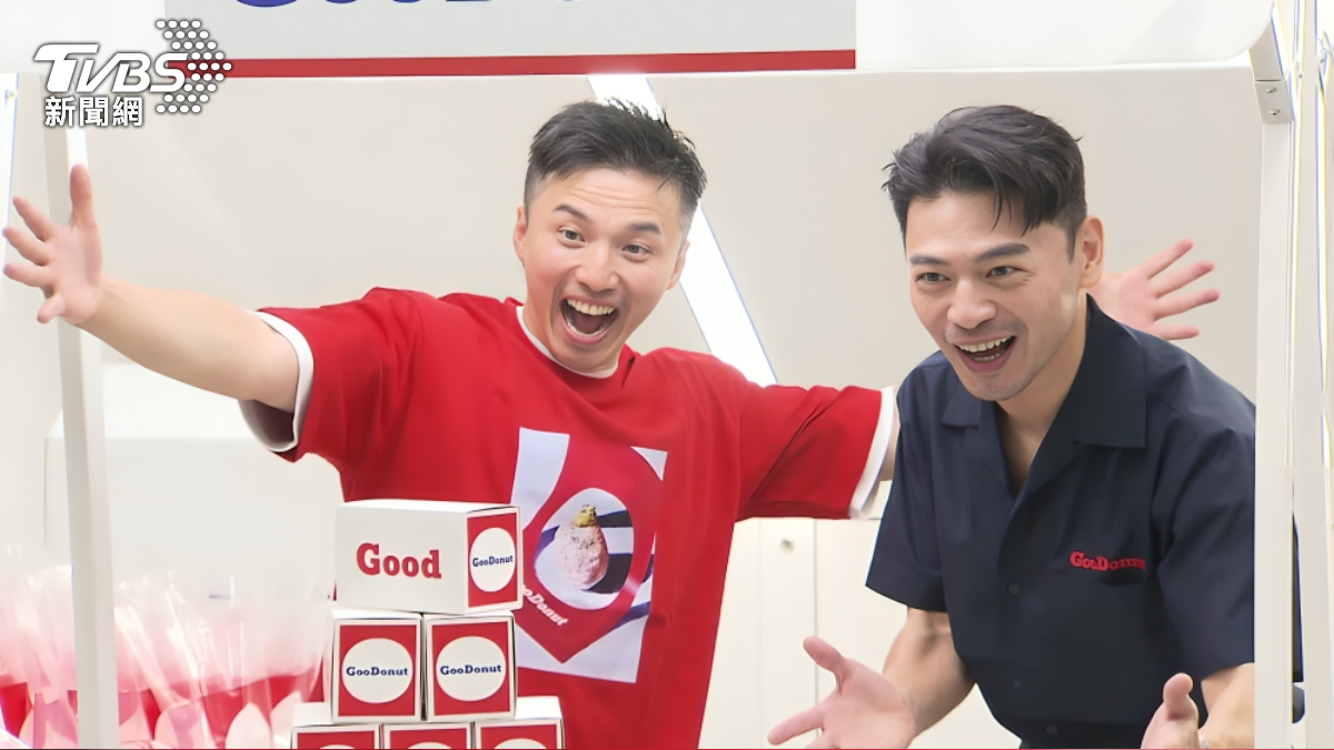 阿Ken、阿緯合體接待顧客。（圖／范宇宣攝）