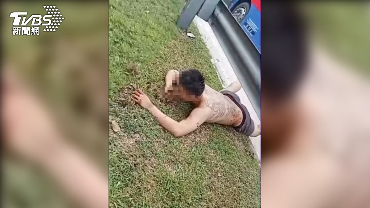 台籍男子詭異挖地吃土。(畫面提供/馬來西亞中國報)