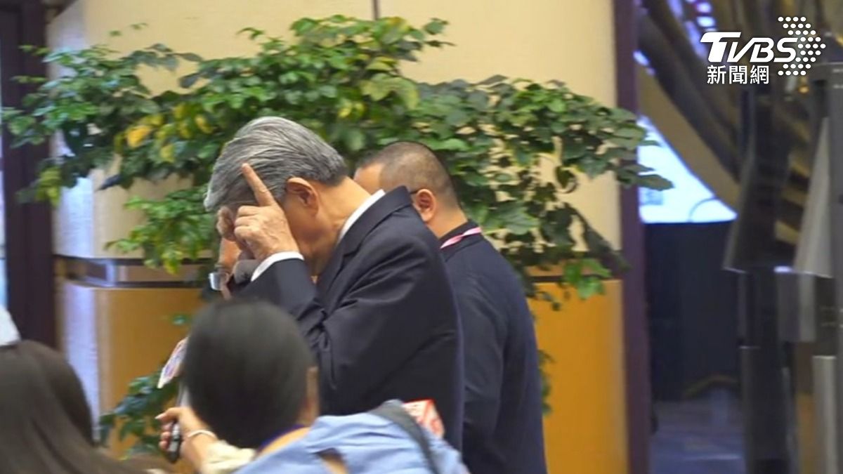 中共在世大運上試圖搶走我國賀電,郭智輝則比出「牛角」手勢,直呼「生氣」。(圖/TVBS)