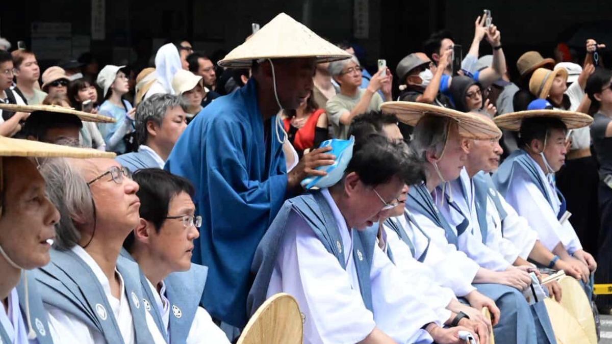 台人到日本參加祭典活動，表示太陽暴曬下的確很炎熱，需要不斷補水，以防中暑。（圖／furuta27提供）