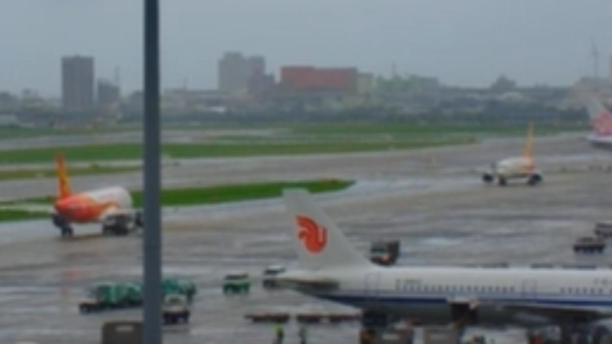 桃園機場發生兩架班機頭對頭對峙的狀況。（圖／翻攝 Taoyuan Airport YT）