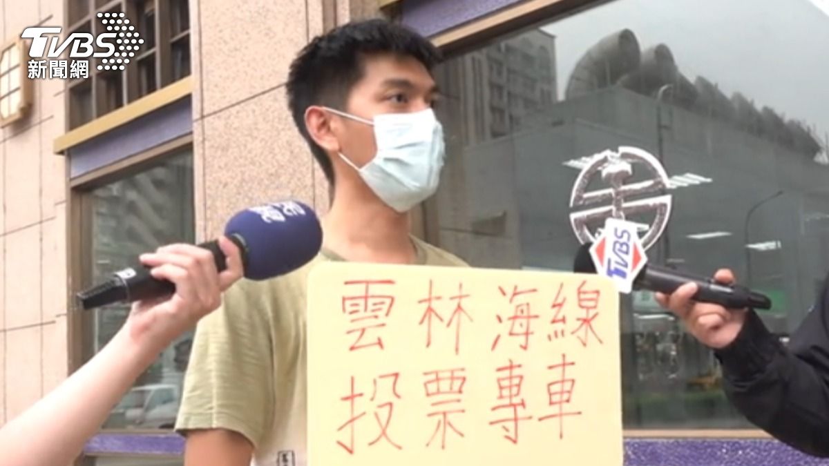 罷免丁學忠團體提供免費返鄉專車。(圖/TVBS)