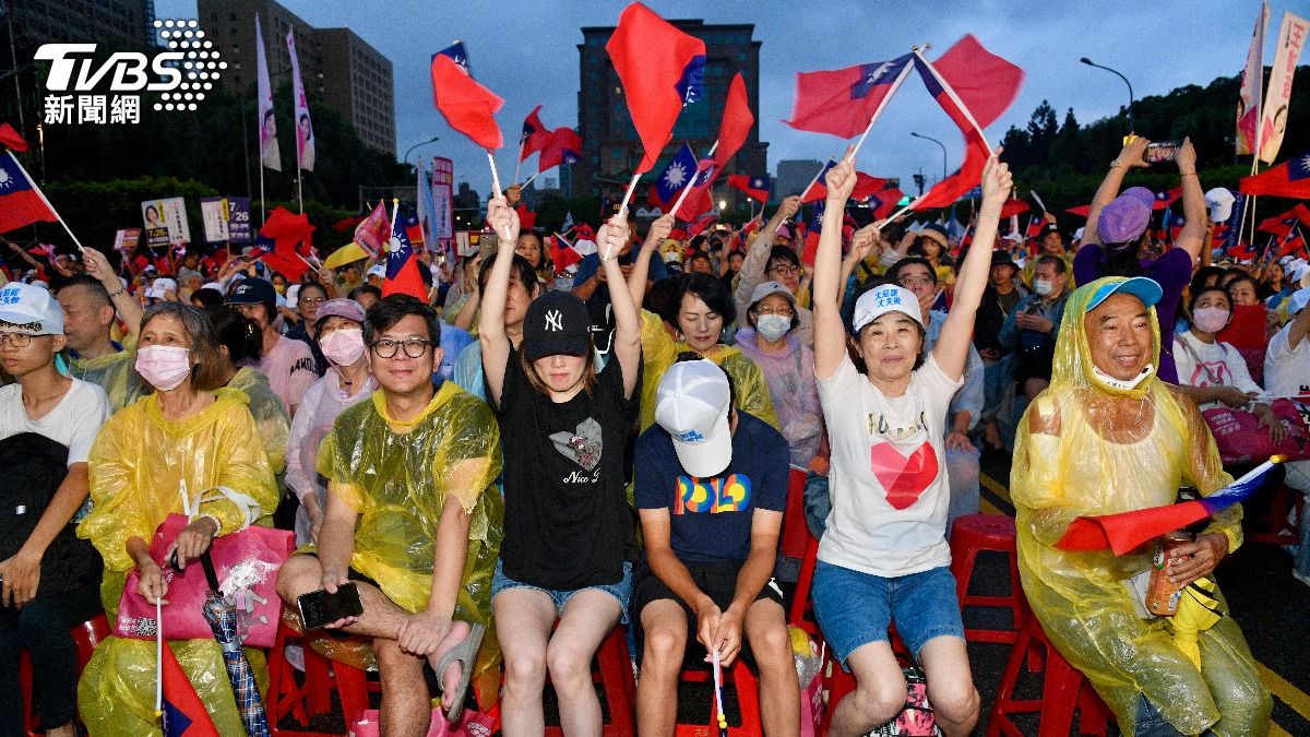 國民黨「不同意罷免」選前之夜登場，現場民眾揮舞國旗。（圖／胡瑞麒攝）
