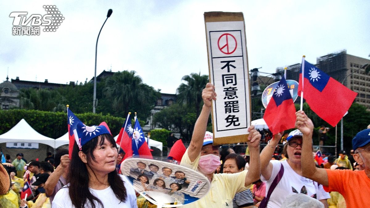 國民黨反罷免選前之夜登場，現場民眾高舉「不同意罷免」。（圖／胡瑞麒攝）