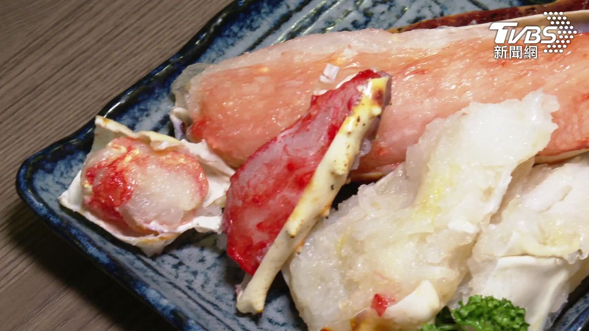 燒烤店推出套餐送鱈場蟹腳。（圖／TVBS）