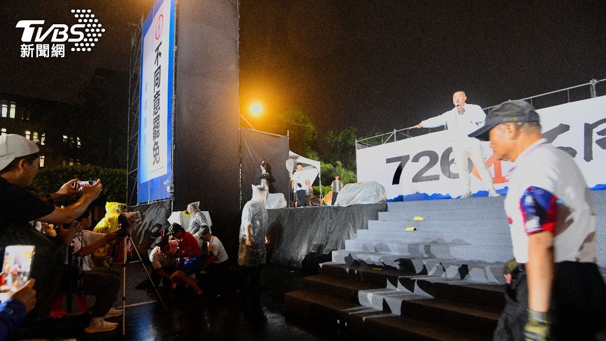 「館長」陳之漢出席國民黨「不同意罷免」選前之夜，遭到一名男子撒冥紙。（圖／胡瑞麒攝）