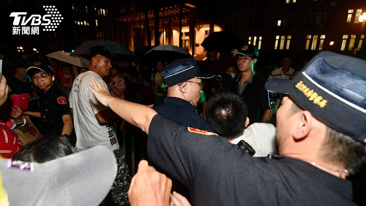 男子鬧場國民黨「不同意罷免」選前之夜，遭警方帶離現場。（圖／胡瑞麒攝）