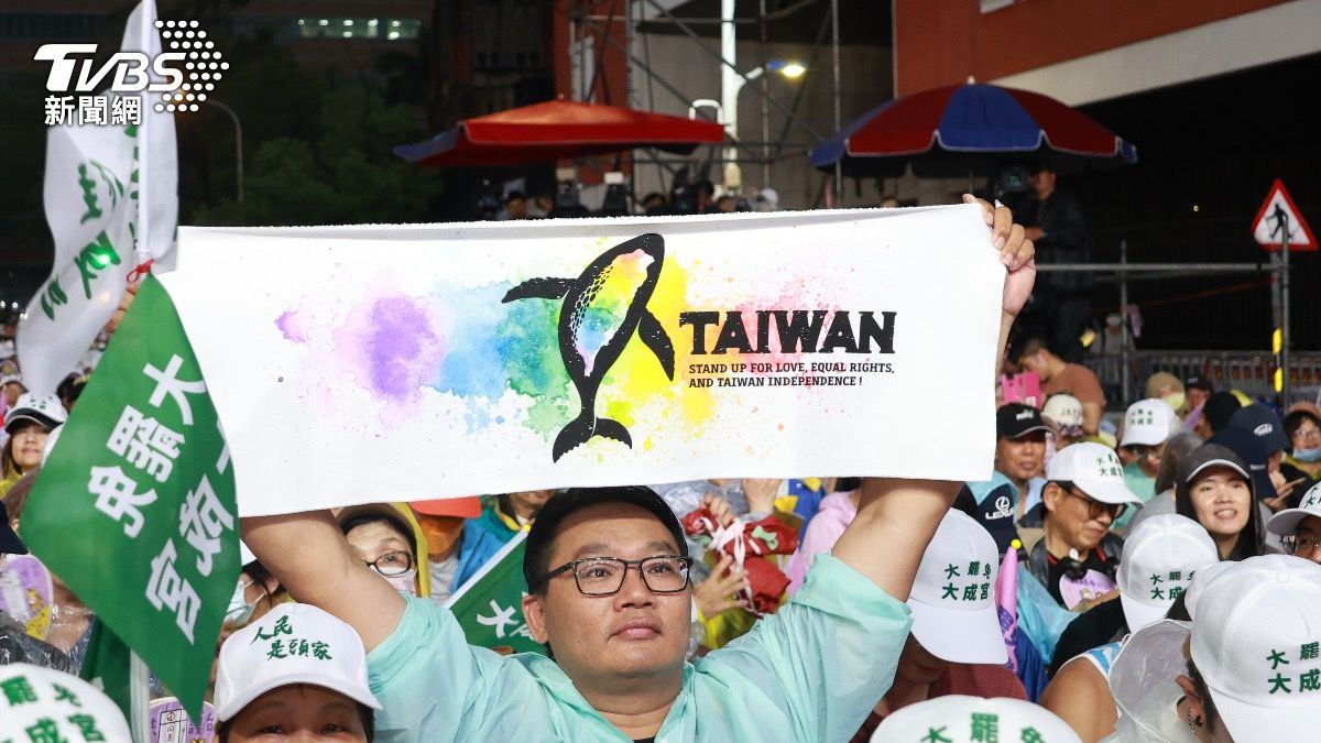民眾高舉「taiwan」字樣標語。（圖／華子琛攝）