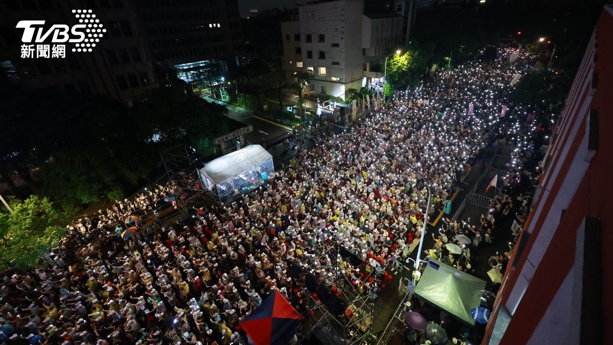 人潮已塞滿濟南路。（圖／華子琛攝）