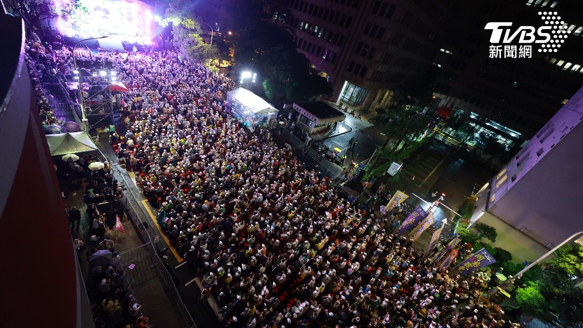 台北晚會人潮。（圖／華子琛攝）