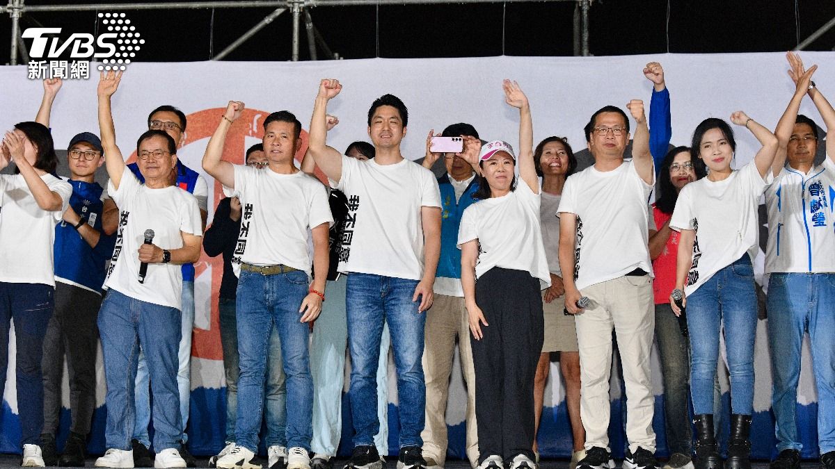 台北市長蔣萬安率台北市5藍委登台。(圖/胡瑞麒攝)