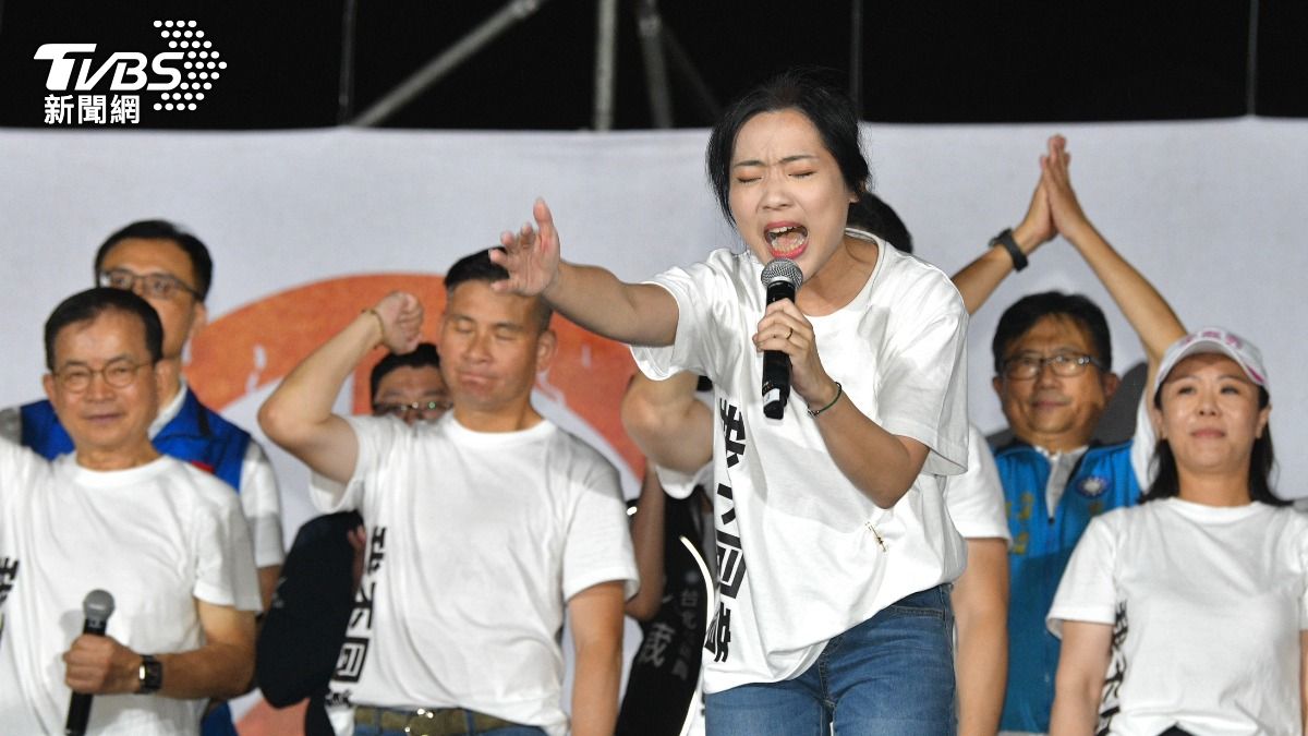 國民黨立委徐巧芯請大家投下「不同意罷免」。(圖/胡瑞麒攝)