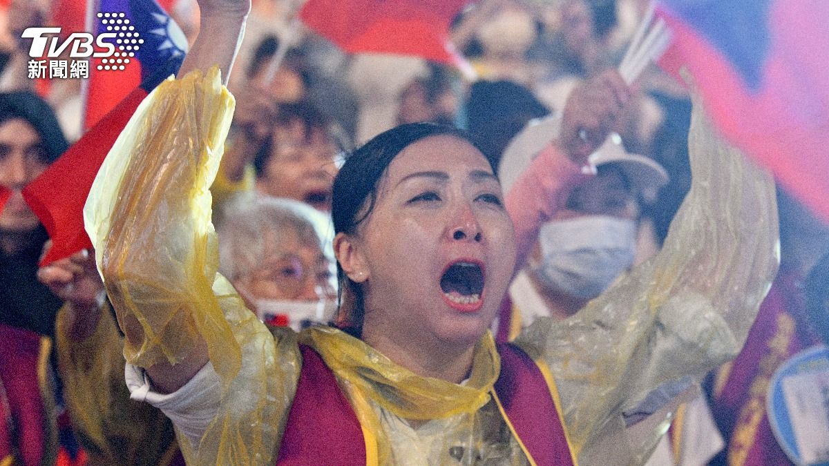 藍營「不同意罷免」選前之夜下大雨，支持者穿雨衣相挺。（圖／胡瑞麒攝）