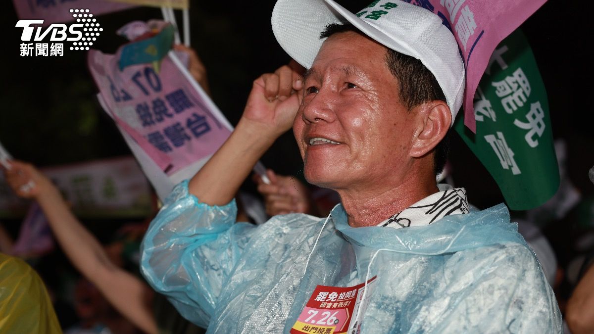 台下民眾也忍不住落淚。(圖/華子琛攝)