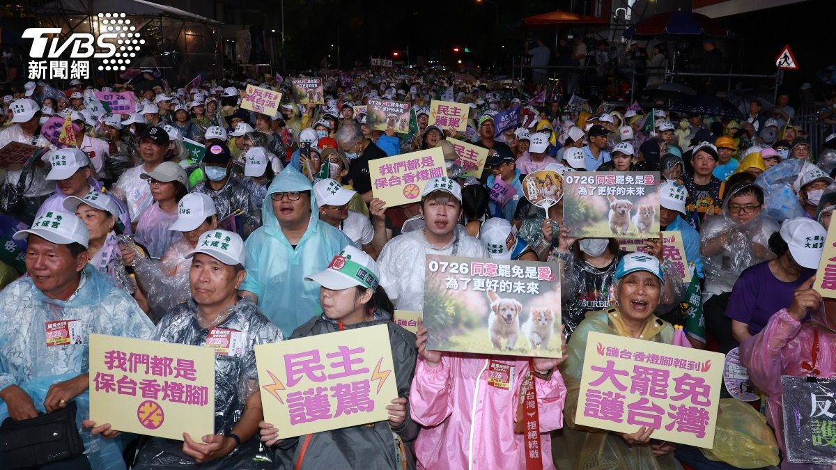 民眾至晚間近10點還不見有散場跡象。（圖／華子琛攝）