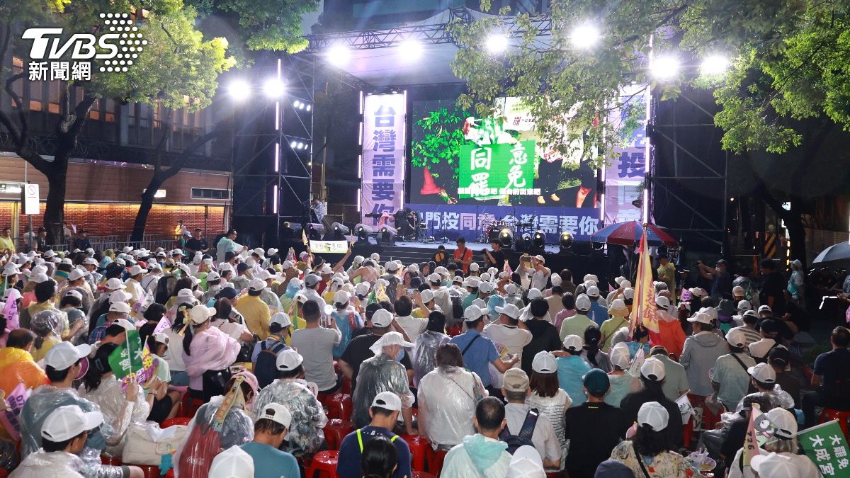 活動在晚間7點開始，不過到8點開始就下起大雨。（圖／華子琛攝）
