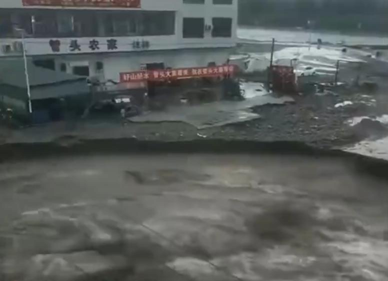 河北極端暴雨,多地淹水、水位暴漲。(圖/翻攝自微博)