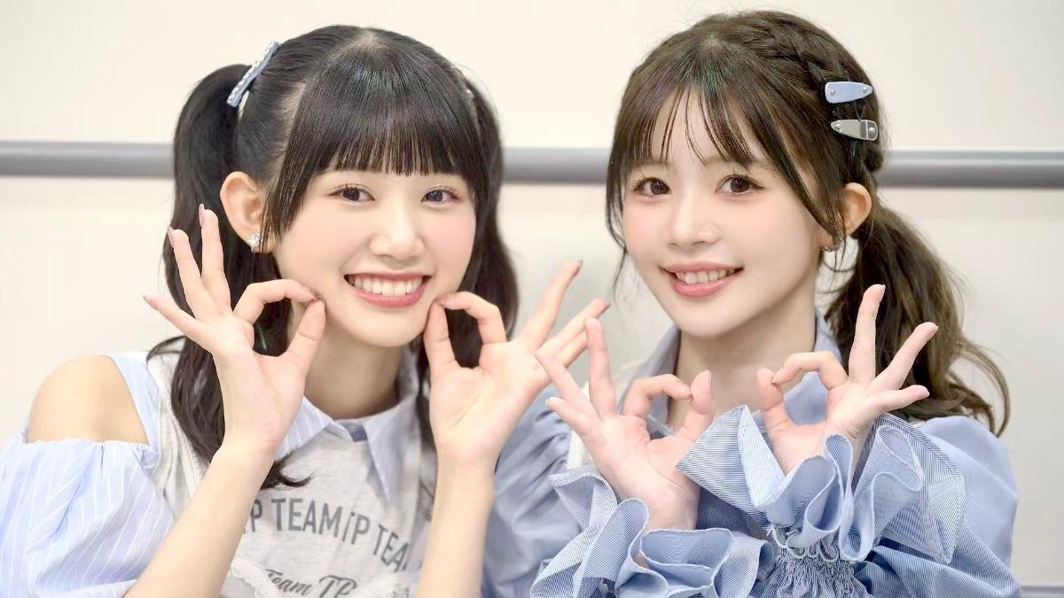 林于馨(左)赴日拍MV時,不忘帶伴手禮給學姐們。(圖/好言娛樂提供)