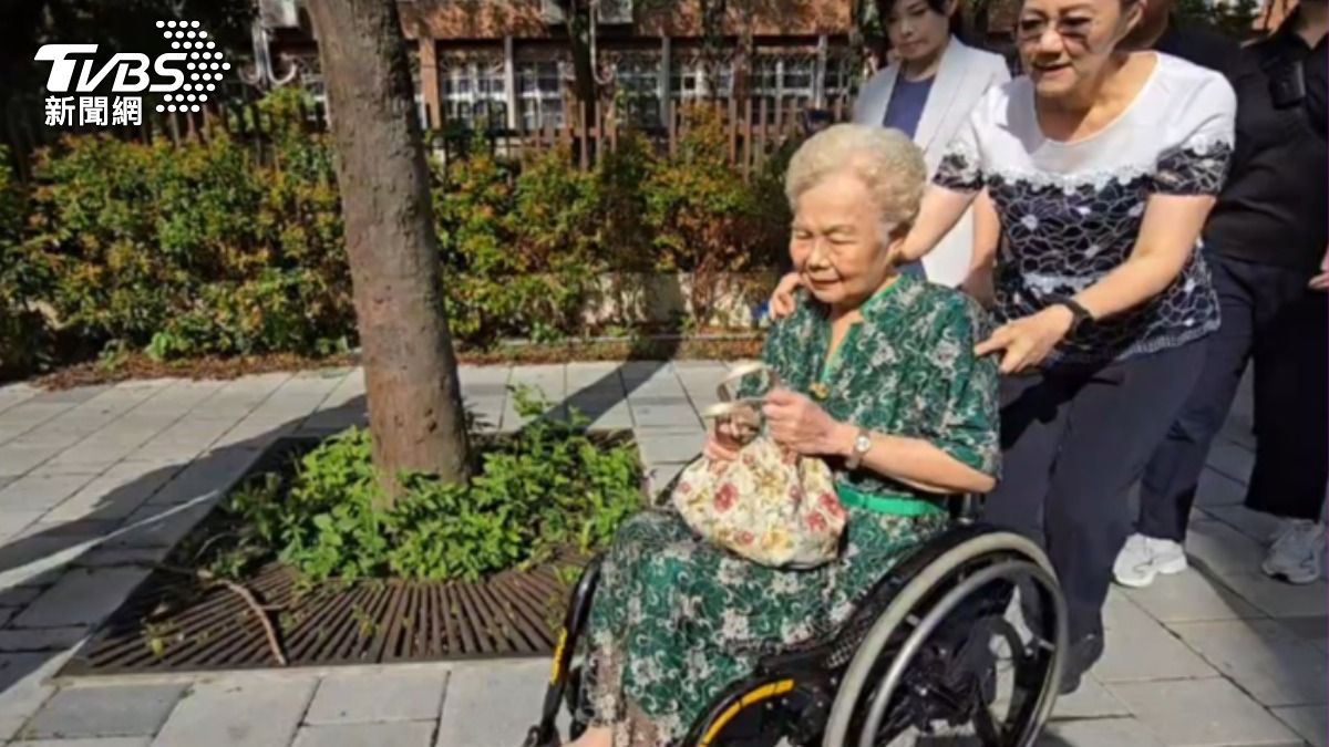 柯媽媽坐輪椅前往投票。(圖/TVBS)
