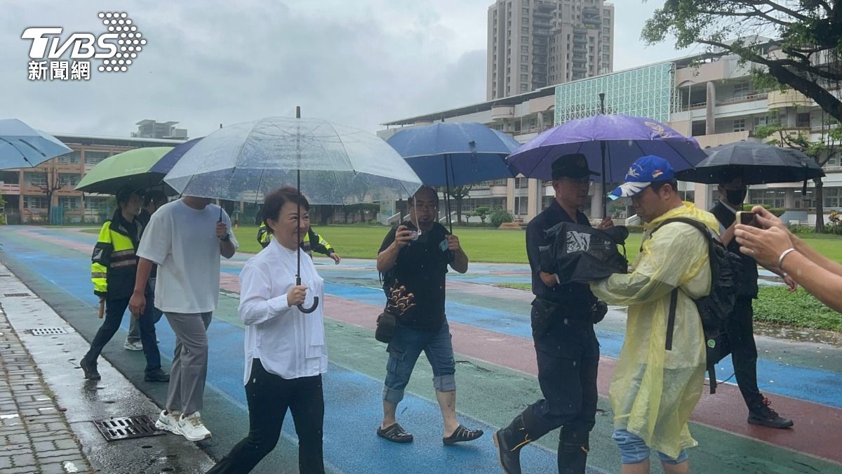 盧秀燕經短暫休息,即便下雨也一早9時就來投票。(圖/林冠丞攝)