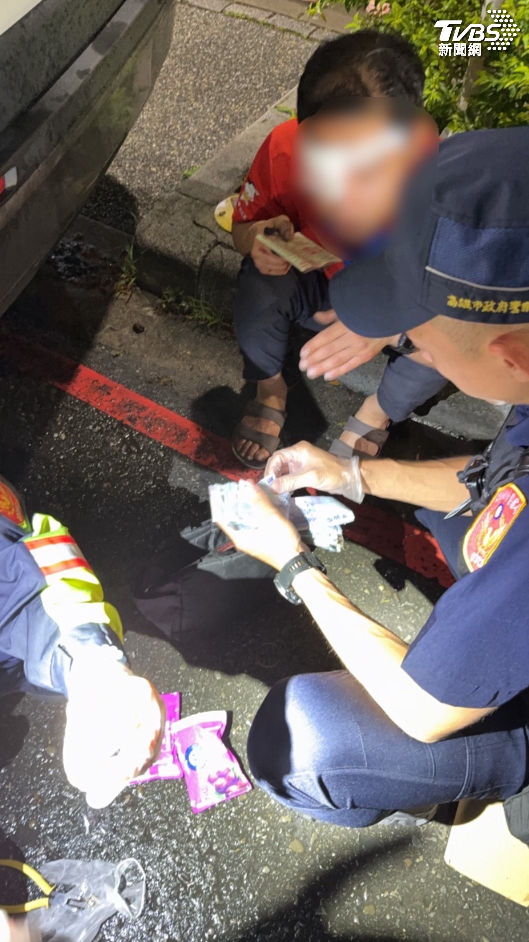 警方在肇事的廖男身上與車上皆發現毒品。(圖/TVBS)