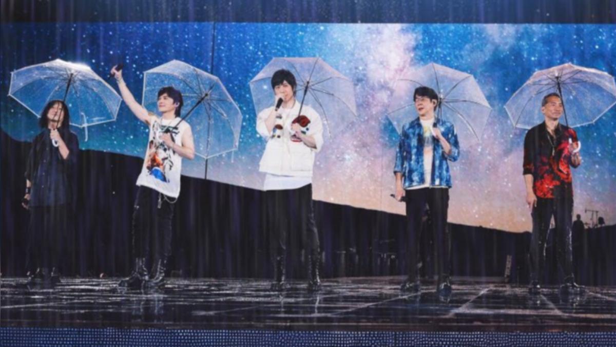 五月天在滂沱大雨之中演出。(圖/翻攝自阿信臉書)