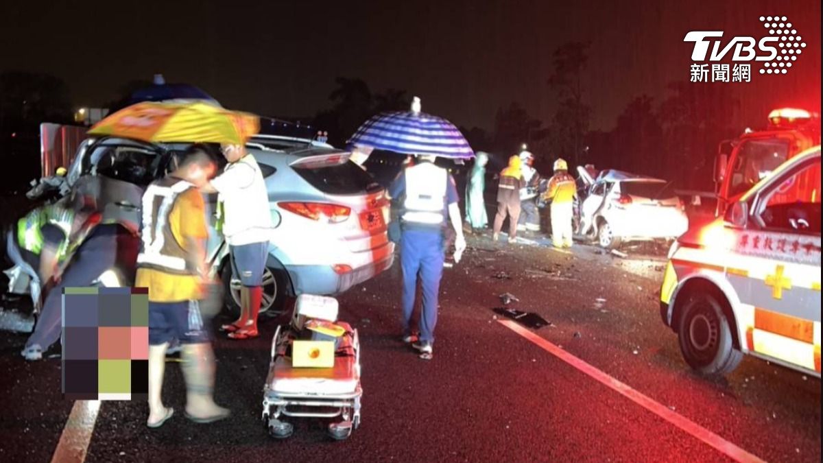 國道3號逆向狂飆!休旅車猛撞轎車 1男噴飛、1男受困雙亡