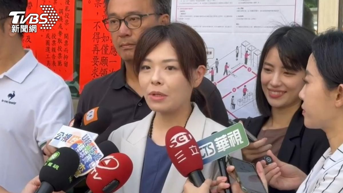 高虹安身穿「藍白配」現身投票所。（圖／TVBS）