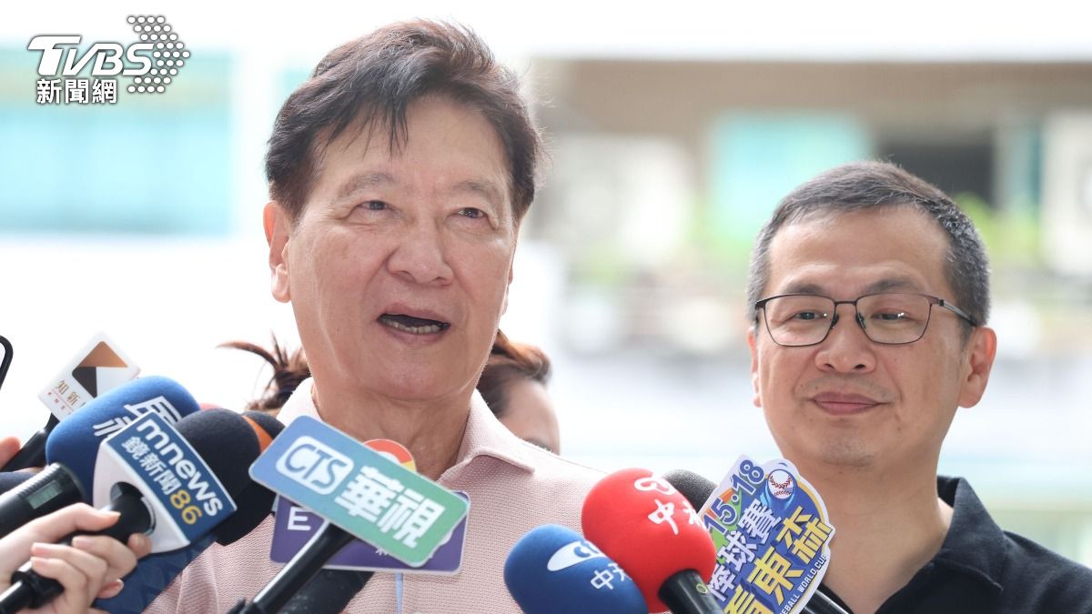 趙少康一早在羅智強陪同下,現身北市大安國中投票。(圖/張哲鳴攝)